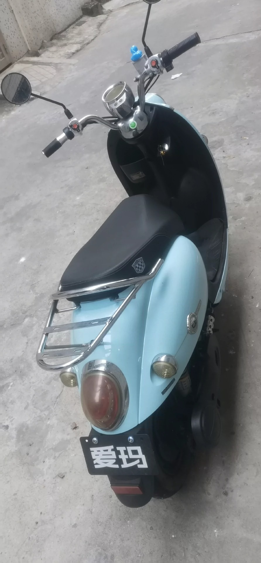 人诚意出售台闲置绿源电动车 成色8.5新 发票己遗失 绝非盗抢车辆 可签转让协议出售 电池一般 续航40公里左右 后面轮胎需要更换 其它一切正常